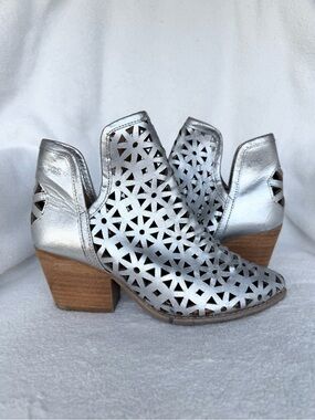 NEW! MUSSE & CLOUD Metallic Silver Cutout Leather ATHENA Ankle Boots Sz 7 EU 38